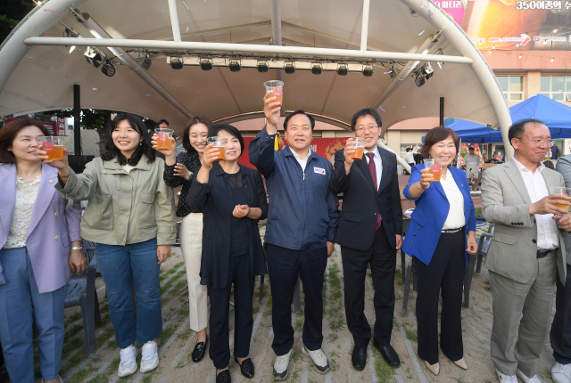 이권재 오산시장이 ‘제9회 야맥축제’ 현장을 찾아 행사의 성공을 기원하며 건배를 하고 있다. 사진 제공 = 오산시