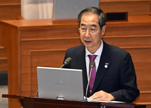 한덕수 국무총리가 12일 열린 국회 본회의 대정부 질문에 윤호중 더불어민주당 의원의 질문에 답변하고 있다. 권욱 기자