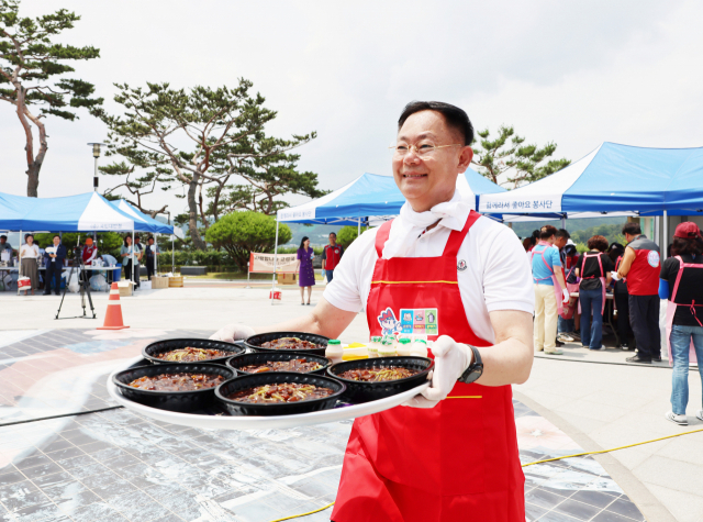 김재욱 칠곡군수가 11일 칠곡호국평화기념관에서 열린 보훈가족 위로 공연에서 짜장면 배달 봉사활동을 했다.