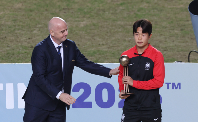 이승원(오른쪽)이 12일 U-20 월드컵 시상식에서 잔니 인판티노 국제축구연맹(FIFA) 회장으로부터 브론즈볼 트로피를 받고 기념 촬영을 하고 있다. 연합뉴스