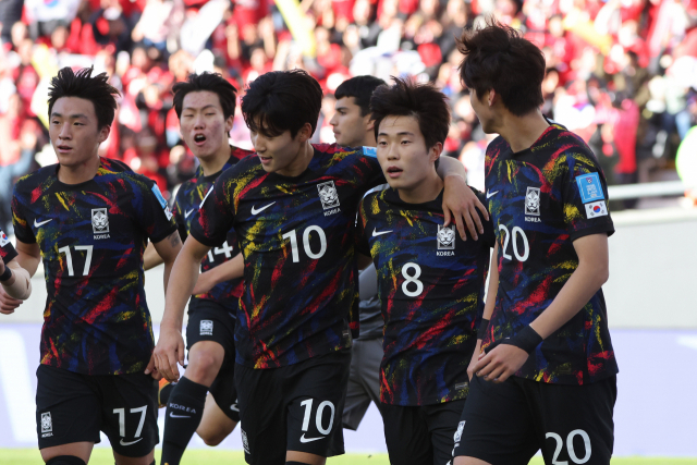 전반 동점골 뒤 서로 격려하는 U-20 축구 대표팀 선수들. 연합뉴스