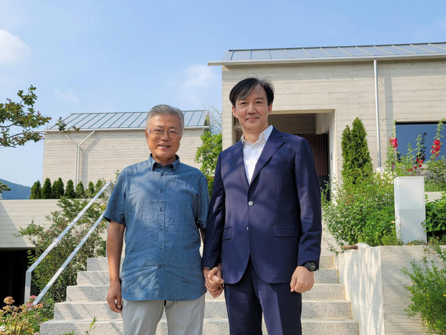 조국 전 법무부 장관이 10일 경남 양산시 하북면 평산마을을 찾아 문재인 전 대통령과 사진 촬영을 하고 있다. 조국 전 장관 페이스북 캡처