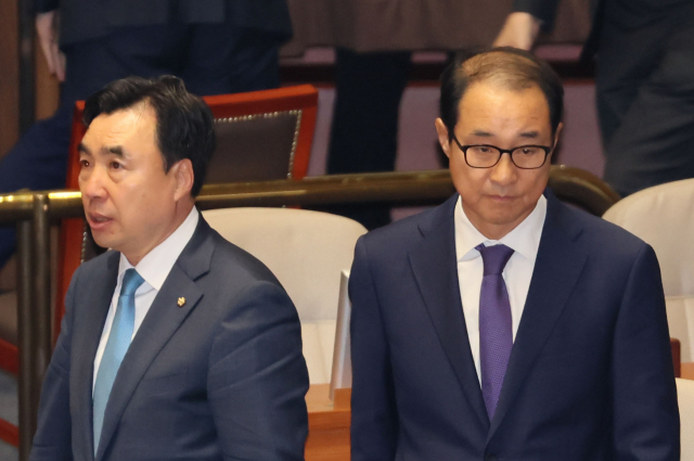윤관석·이성만 무소속 의원이 12일 오후 열린 국회 본회의에서 체포동의안 표결 결과를 기다리고 있다. 연합뉴스