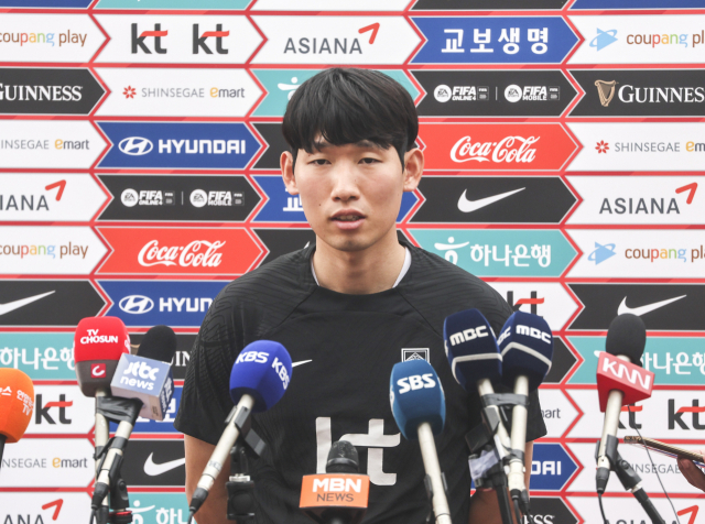 대한민국 축구대표팀의 홍현석이 12일 부산 구덕운동장에서 열린 공식 기자회견에서 질문에 답하고 있다. 연합뉴스