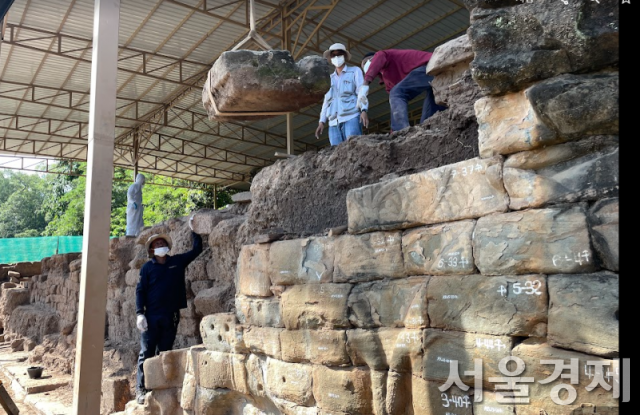 한국문화재재단 연구원들이 ‘코끼리 테라스’에서 작업 중이다. 사진 제공=한국문화재재단