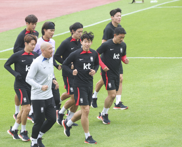 손흥민(가운데)이 12일 오후 부산 구덕운동장에서 페루와 친선경기를 앞두고 훈련을 하고 있다. 연합뉴스