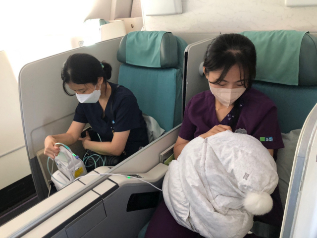 순천향대 부천병원 의료진이 국내 이송 비행기 안에서 미숙아를 돌보고 있다. 사진 제공=순천향대 부천병원