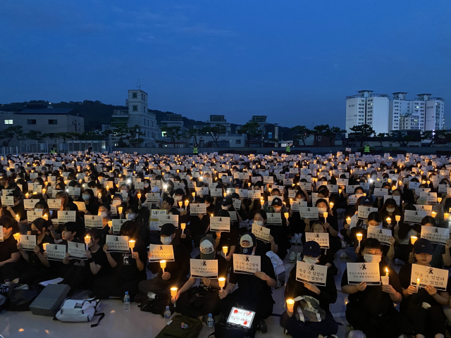 12일 서울 성북구 동덕여대 운동장에서 재학생들이 촛불 추모집회에서 피케팅을 하고 있다. 이승령 기자