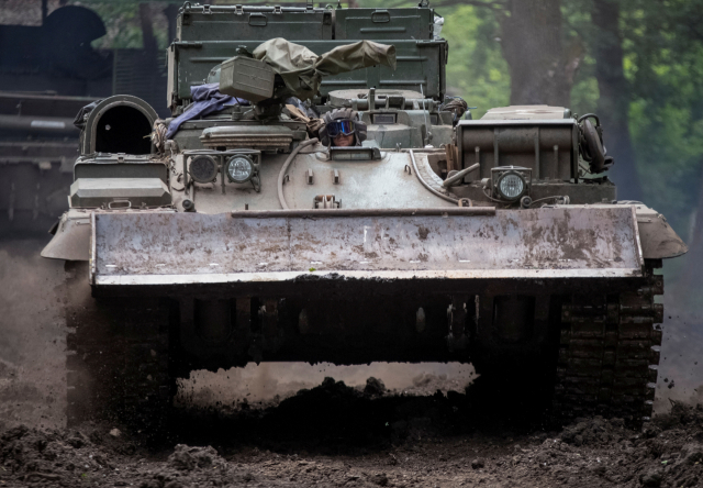 12일(현지 시간) 우크라이나 도네츠크에서 우크라이나군 탱크가 이동하고 있다. 로이터연합뉴스