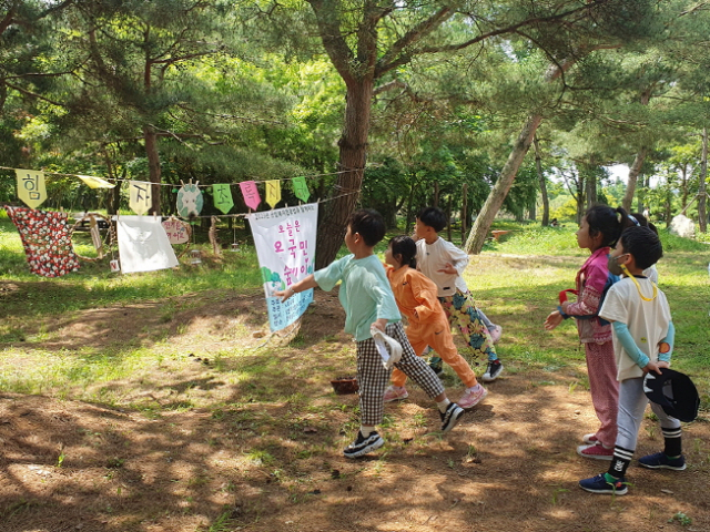 도시숲에서 어린이들을 대상으로 한 산림프로그램이 운영되고 있다. 사진제공=한국산림복지진흥원