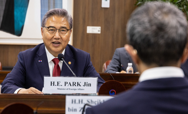 박진 외교부 장관이 13일 오후 서울 종로구 외교부에서 열린 제1차 한·UAE 특별전략대화에 참석해 압둘라 빈 자이드 알 나흐얀 아랍에미리트(UAE) 외교장관에게 인사말을 하고 있다. 연합뉴스