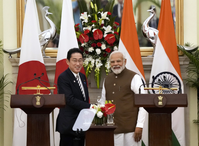 기시다 후미오(왼쪽) 일본 총리와 나렌드라 모디 인도 총리가 3월 20일(현지 시간) 인도의 수도 뉴델리에서 회담한 뒤 기자회견을 열었다. AP연합뉴스