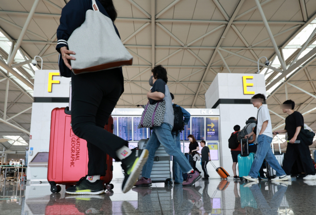 현충일 징검다리 연휴를 앞두고 이달 2일 오후 인천국제공항 제1여객터미널에서 출국 인파가 오가고 있다. 연합뉴스