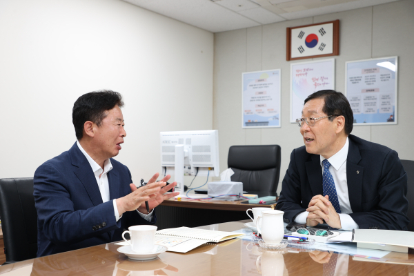 서태원 가평군수(왼쪽)와 김장실 한국관광공사 사장. 사진 제공=가평군