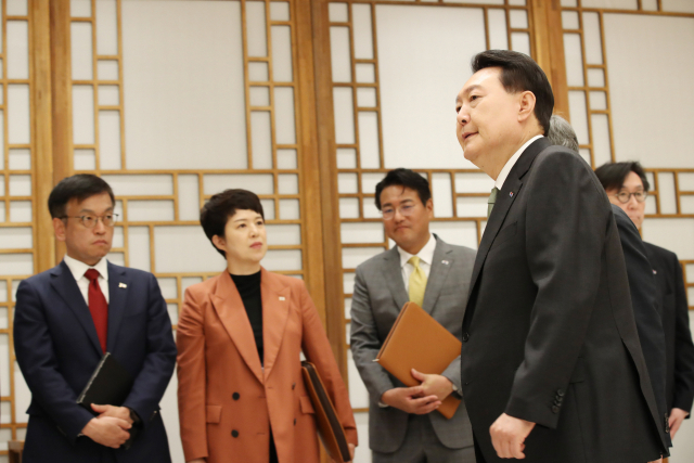 윤석열 대통령이 14일 서울 용산 대통령실 청사에서 재외공관장 신임장 수여식을 마친 뒤 이동하고 있다./연합뉴스