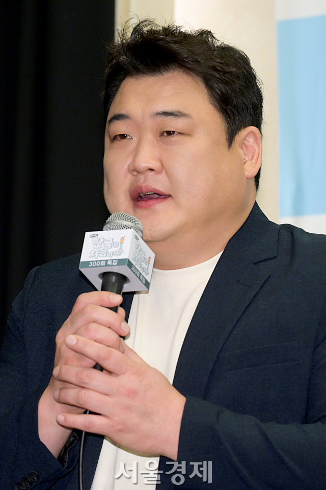 개그맨 김준현이 15일 오전 서울 마포구 스탠포드호텔 서울에서 진행된 MBC 에브리원 예능 프로그램 ‘어서와~ 한국은 처음이지?’ 300회 기자간담회에서 소감을 말하고 있다. 김규빈 기자