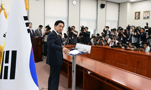 김기현 국민의힘 대표가 취임 100일을 맞은 15일 오전 국회에서 기자회견을 열고 소회를 밝히고 있다. 권욱 기자 2023.06.15