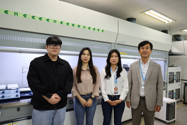 한국생산기술연구원 산업환경그린딜사업단 김홍대(오른쪽 첫번째) 박사 연구팀. 사진제공=한국생산기술연구원