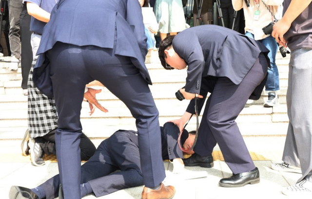 장경태 더불어민주당 최고위원이 14일 과천 방송통신위원회를 항의 방문, 함께 온 조승래 의원이 성명서를 읽던 중 쓰러졌다. 연합뉴스