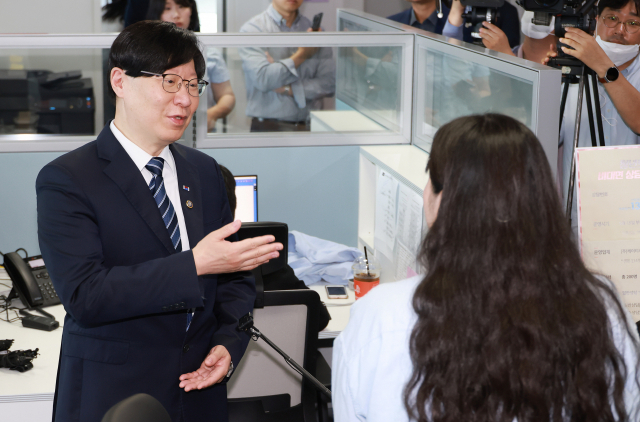 김소영 금융위원회 부위원장이 15일 오전 서울 중구 청년도약계좌 비대면 상담센터에 방문해 청년도약계좌 운영 일정 및 상담체계 등 가입신청 과정을 시연 후 상담센터 직원으로부터 청년 의견 등을 수렴하고 있다. 사진 제공=금융위원회