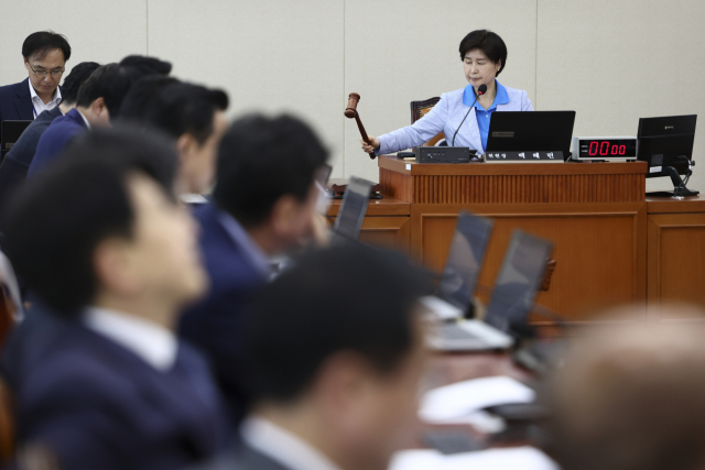 5월 25일 국회에서 열린 정무위원회 전체회의에서 백혜련 위원장이 의사봉을 두드리고 있다. 사진 제공=연합뉴스