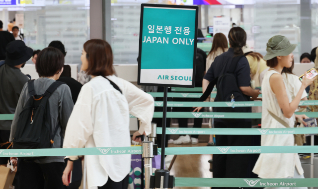 12일 인천국제공항 1터미널 출발층이 일본으로 향하는 여행객으로 붐비고 있다. 연합뉴스