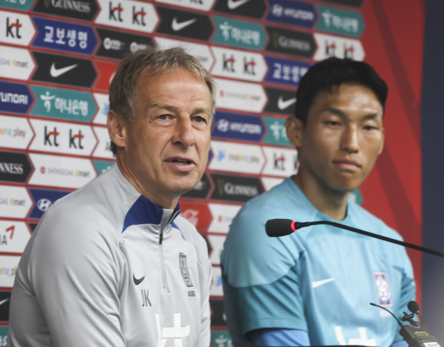 페루와 평가전을 하루 앞둔 15일 대한민국 축구대표팀의 위르겐 클린스만(왼쪽) 감독과 김승규가 공식 기자회견에서 질문에 답하고 있다. 연합뉴스