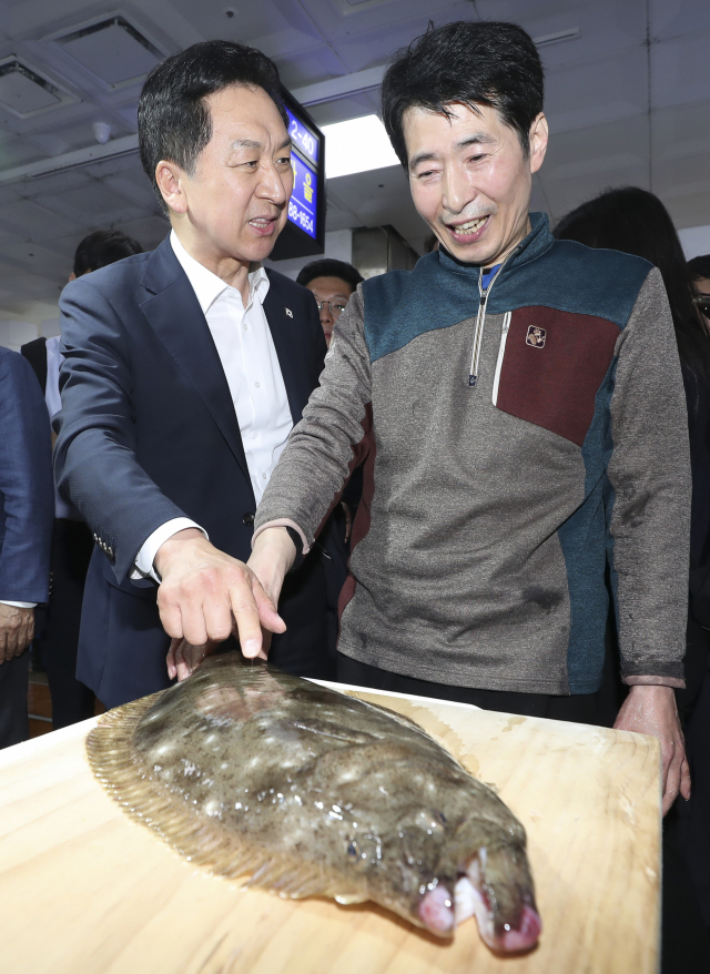 국민의힘 김기현 대표가 15일 오후 서울 동작구 노량진수산시장을 방문해 광어를 살펴보고 있다. 공동취재