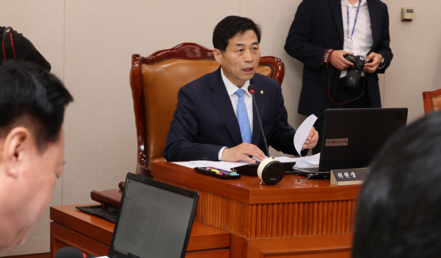 김민기 국회 국토교통위원장이 지난달 24일 서울 여의도 국회에서 열린 국토교통위원회 전체회의에서 발언하고 있다. 연합뉴스