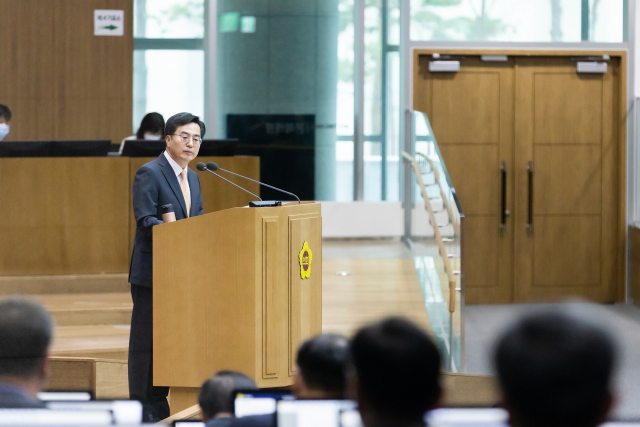 15일 열린 경기도의회 제369회 정례회 제3차 본회의에서 도정질문에 답변하는 김동연 지사. 사진 제공 = 경기도