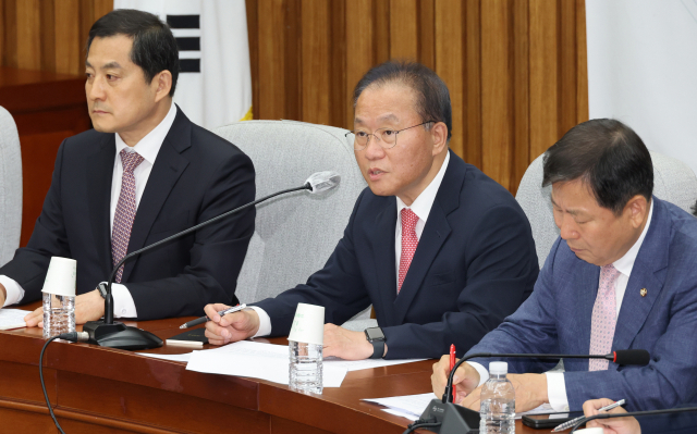 윤재옥(가운데) 국민의힘 원내대표가 16일 국회에서 원내대책회의를 주재하고 있다. 연합뉴스