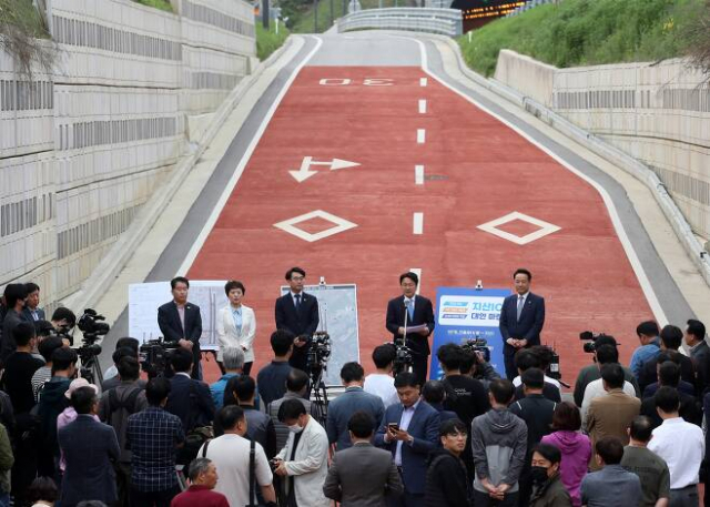 지난 4월 19일 강기정 광주광역시장이 광주 동구 제2순환도로 지산IC 현장 설명회에서 폐쇄를 검토했던 왼쪽 진출로 재활용 방안을 밝히고 있다. 광주=연합뉴스