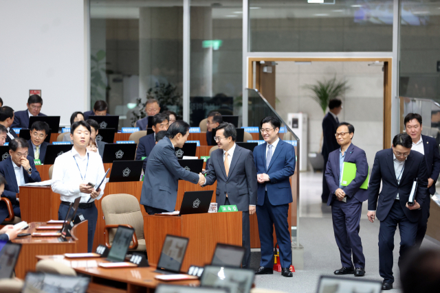 15일 열린 도의회 정례회에서 김동연 경기도지사와 임태희 경기도교육감이 만나 악수하고 있다. 사진 제공 = 경기도