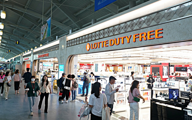 김해국제공항 출국장에 위치한 롯데면세점 김해공항점이 3개월 간의 공사를 마치고 16일 새롭게 문을 열었다. 롯데면세점 김해공항점 매장 전경.사진제공=롯데면세점