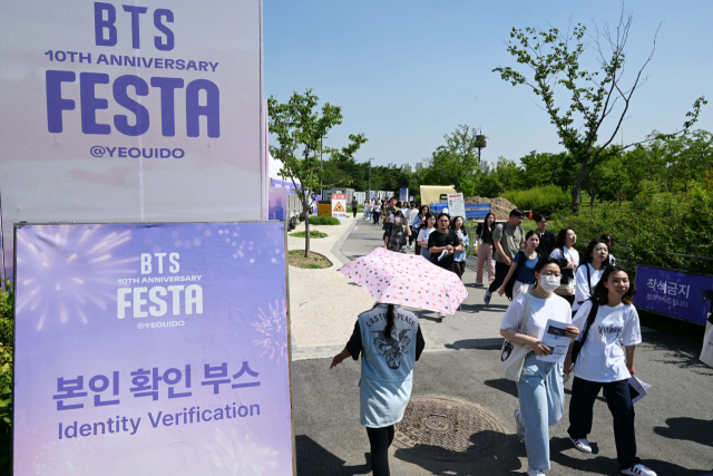 방탄소년단(BTS) 데뷔 10주년을 기념하는 'BTS 10주년 페스타'를 하루 앞둔 16일 서울 여의도 한강공원 행사장에서 관계자들이 현장 점검을 위해 이동하고 있다. 권욱 기자 2023.06.16