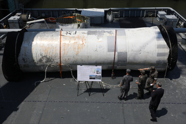 북한이 탄도미사일 기술을 이용해 발사한 우주발사체 ‘천리마-1형’의 잔해가 서해에 추락한 지 15일 만인 16일 인양돼 경기도 평택시 포승읍 해군 제2함대사령부에서 언론에 공개되고 있다. 평택=연합뉴스