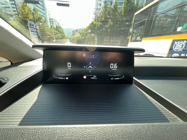 스타리아는 일반 차량과 달리 주행속도와 각종 주행정보를 알려주는 클러스터가 운전석 대쉬 보드 위에 설치돼 있다. 서민우기자