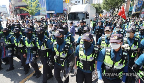 (대구=연합뉴스) 윤관식 기자 = 17일 오전 대구 중구 대중교통전용지구에서 대구퀴어문화축제 행사차량이 경찰의 보호를 받으며 축제 장소로 진입하고 있다. 2023.6.17 psik@yna.co.kr