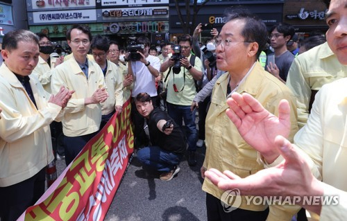 (대구=연합뉴스) 윤관식 기자 = 홍준표 대구시장이 17일 오전 대구 중구 대중교통전용지구에서 대구퀴어문화축제에 대해 행정대집행을 한 공무원들을 격려하고 있다. 2023.6.17 psik@yna.co.kr