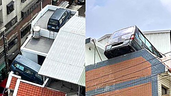 대만의 한 단독주택 옥상에 주차된 차량 2대. 연합뉴스