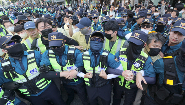 지난 17일 오전 대구 중구 대중교통전용지구에서 열린 대구퀴어문화축제 행정대집행 현장에서 공무원과 경찰이 충돌하고 있다. 사진=연합뉴스