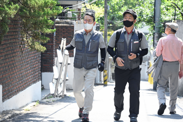 조주완(왼쪽) LG전자 사장이 여름철 가전 서비스 현장을 점검하기 위해 고객의 집으로 향하고 있다. 사진 제공=LG전자