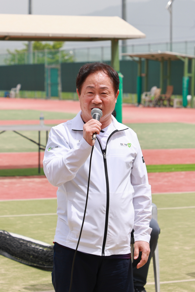 지난달 21일 남양주체육문화센터에서 열린 남양주시장기 테니스 대회에서 주광덕 시장이 발언하고 있다. 사진 제공=남양주시