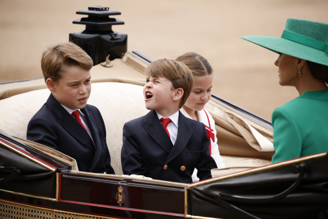 영국 윌리엄 왕세자와 케이트 미들턴 왕세자비의 막내아들 루이 왕자(가운데)가 17일(현지시간) 할아버지인 찰스 3세 국왕의 생일 행사에 참석하기 위해 마차를 타고 가고 있다. 로이터연합뉴스