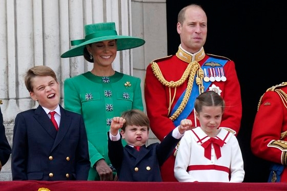 영국 윌리엄 왕세자와 케이트 미들턴 왕세자비, 그리고 그들의 첫째 아들인 조지 왕자(왼쪽), 막내아들 루이 왕자(가운데), 딸 샬럿 공주가 17일(현지시간) 찰스 3세 국왕의 생일 버킹엄궁 발코니 행사에 참석했다. 루이 왕자가 양팔을 들고 오토바이를 타는 듯한 자세를 하고 있다. 형인 조지 왕자도 익살스러운 표정을 짓고 있다. 사진=AP 연합뉴스
