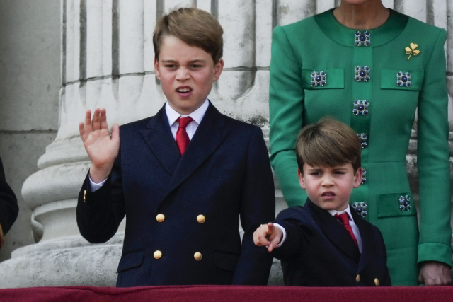 영국 윌리엄 왕세자와 케이트 미들턴 왕세자비, 그리고 그들의 첫째 아들인 조지 왕자(왼쪽), 막내아들 루이 왕자가 17일(현지시간) 찰스 3세 국왕의 생일 버킹엄궁 발코니 행사에 참석했다. AP연합뉴스