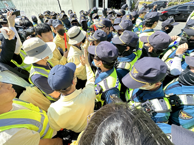 대구시청 공무원들과 대구경찰청 경찰관들이 지난 17일 대구 중구에서 열린 '대구퀴어문화축제' 행사장에서 몸싸움을 벌이고 있다. 대구=연합뉴스