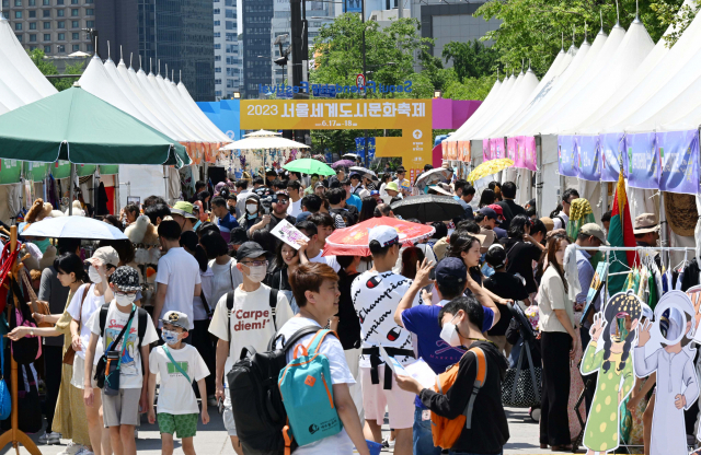 18일 서울 종로구 광화문광장에서 열린 ‘2023 서울세계도시문화축제’에서 시민들과 외국인 관광객들이 전시된 부스를 살펴보고 있다. 권욱 기자 2023.06.18