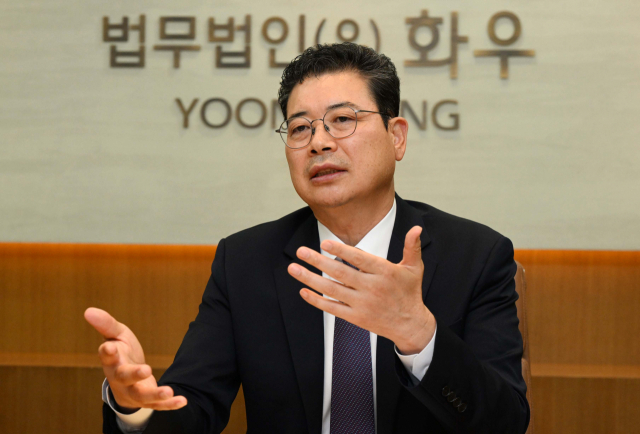 허환준 법무법인 화우 변호사가 지난 16일 서울 강남구 본사에서 금융 분야 법률 자문의 주요 요건에 대해 설명하고 있다. 권욱 기자