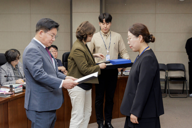 박강수 마포구청장이 효행공무원에게 표창장을 수여하고 있다. 사진제공=마포구